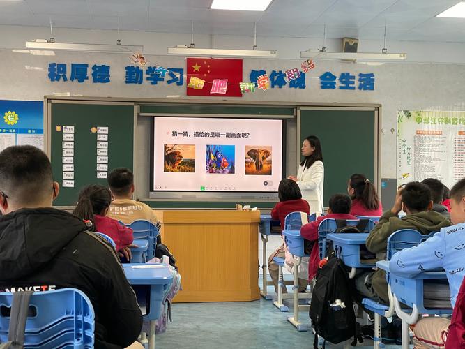 初中公开课上学生围坐地上讨论老城区导览图的场景