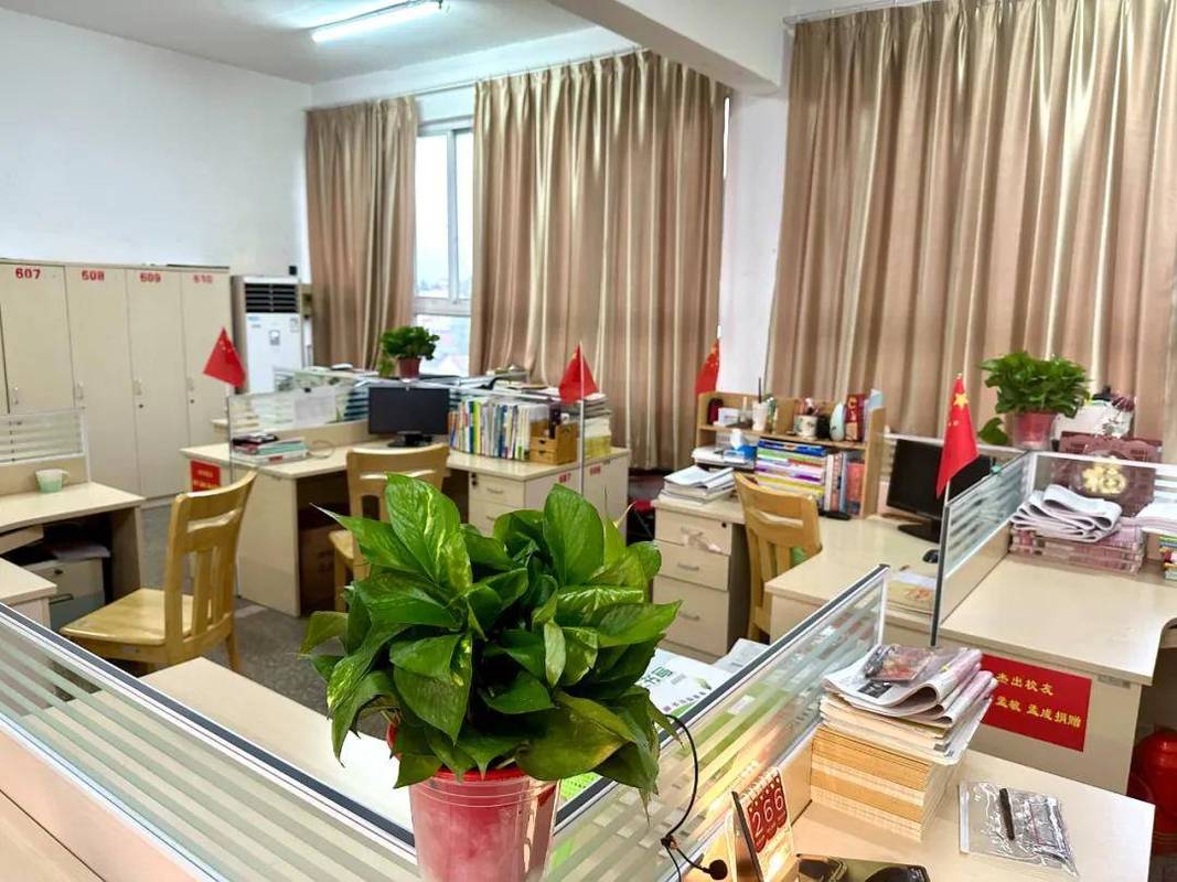 堆满职称评审材料的教师办公桌
