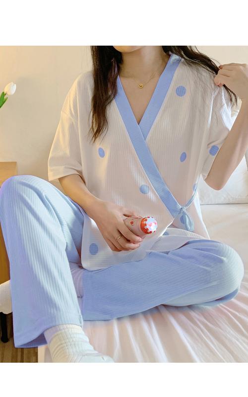 夏季居家产妇穿宽松短袖靠床休息窗边留通风缝隙的实拍图