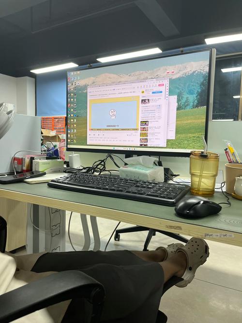 在家用电脑剪辑视频的兼职工作场景