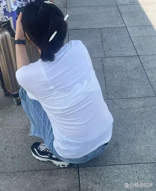 电子厂车间出口穿工服的女工蹲下来接放暑假的儿子的背影
