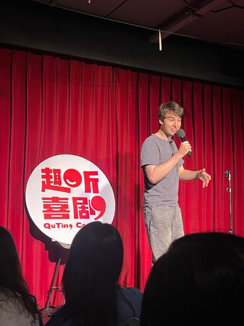 脱口秀演员在开放麦表演场景