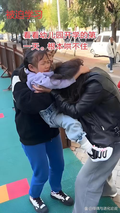 小学生开学第一天背着书包哭泣特写