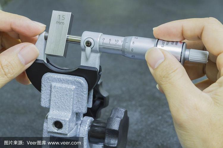 车间师傅用校准块校验千分尺精度