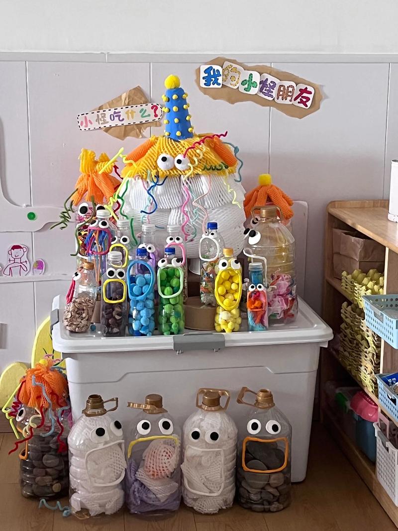 半夜赶制幼儿园手工的妈妈揉着眼睛剪瓶子
