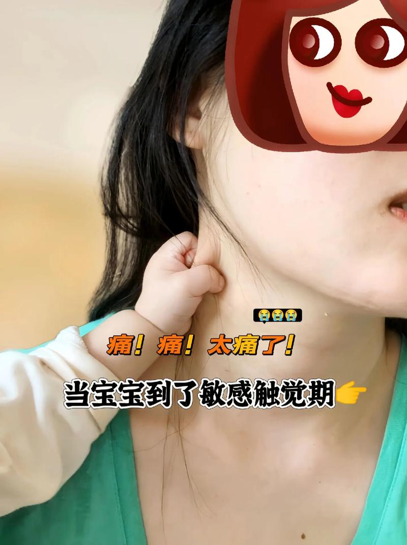 婴儿撕书口欲期探索行为实拍