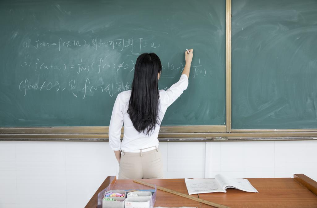中学走廊靠栏放空的女教师背影