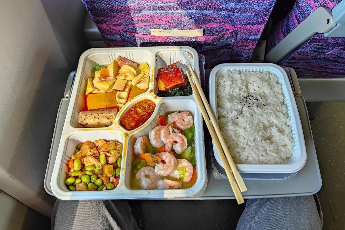 高铁座位小桌板食物摆放实拍