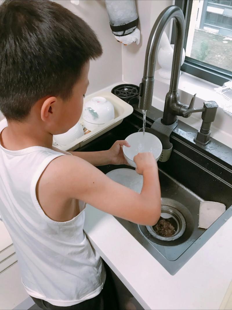 劳动周孩子在家主动洗碗做家务