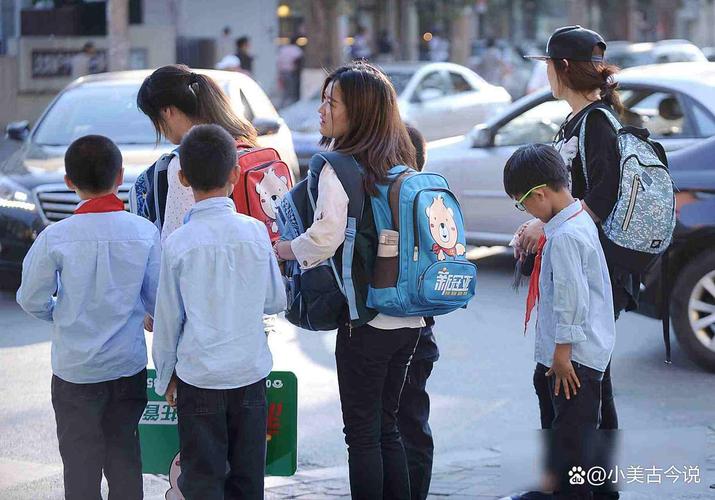 工业领域职场父母厂区门口接孩子下班照片