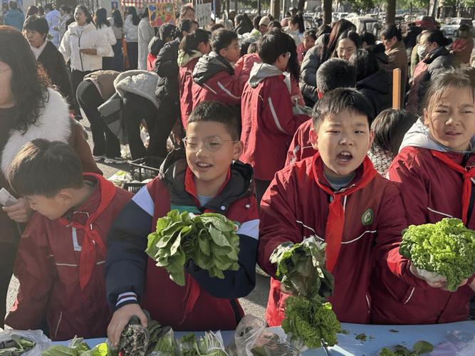 小学生校园农场公益直播卖菜