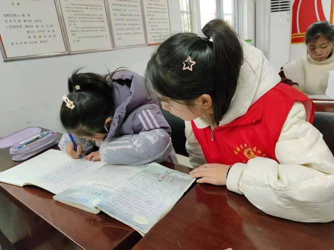 留守儿童心理辅导课堂志愿者互动