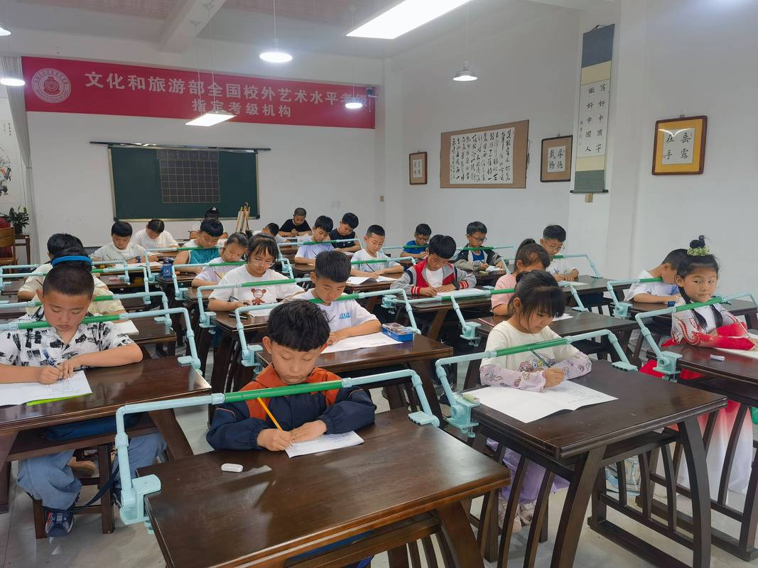 书法考级现场考生在书写