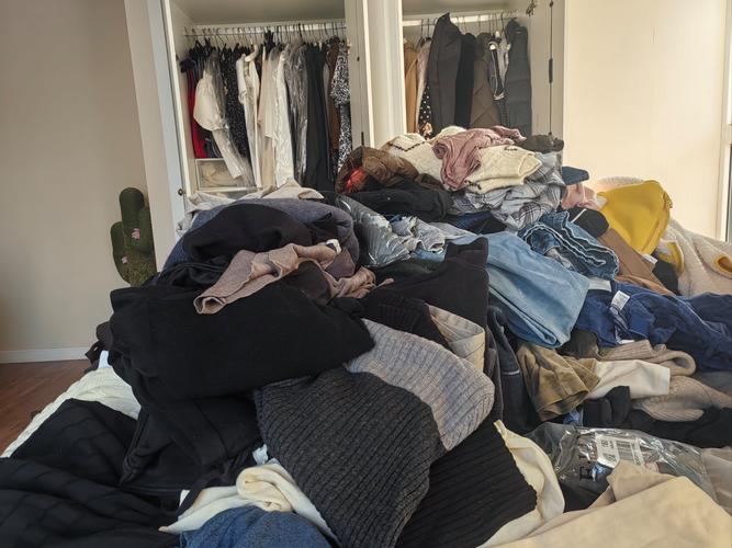 衣服铺满地板分类挑选整理场景