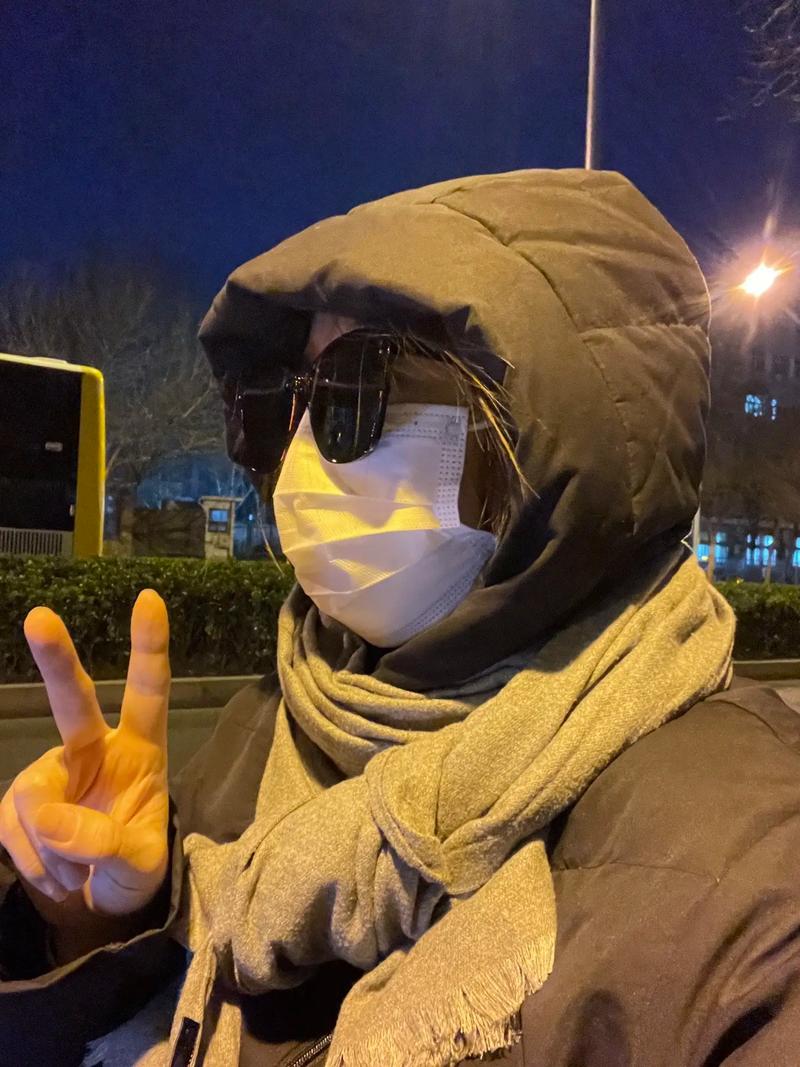 花粉过敏季户外佩戴口罩场景