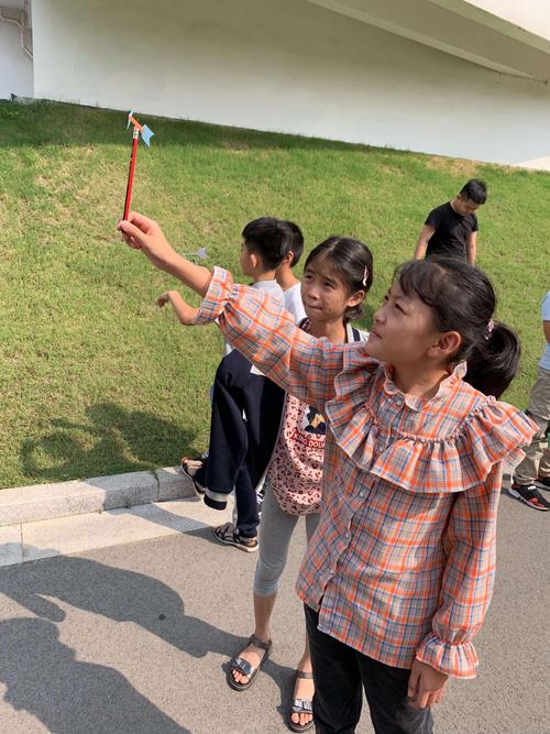 小学科学课户外风力等级观察实践活动