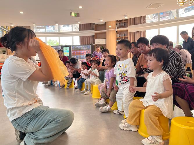 妈妈与孩子在家玩角色扮演游戏模拟上幼儿园