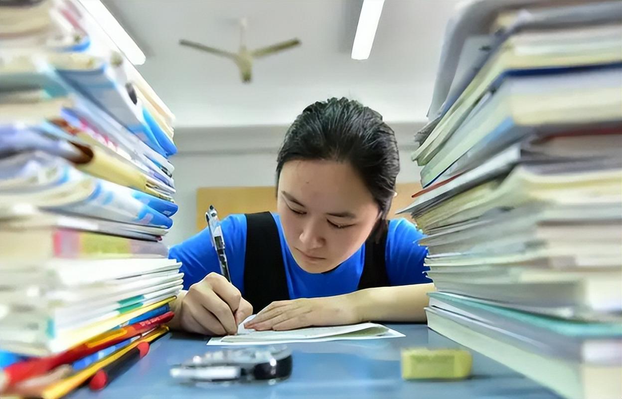 学生拒绝外包学习，自己努力钻研的真实场景