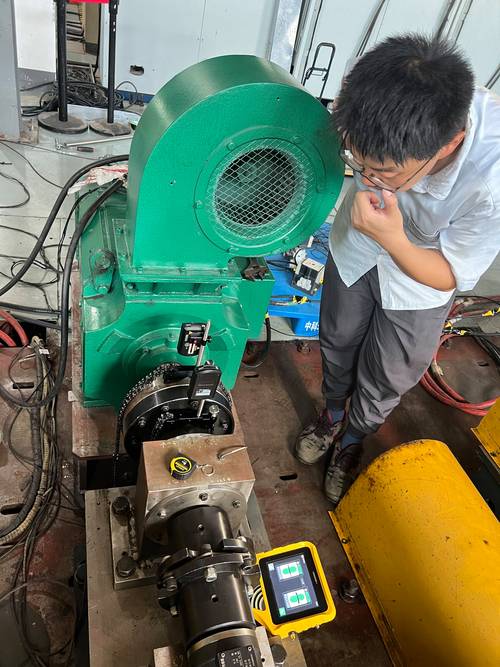 机械车间激光对中仪测量联轴器现场图