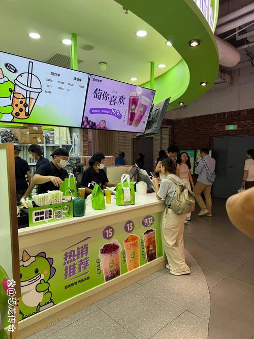 奶茶店柜台前展示的各种奶茶饮品实拍