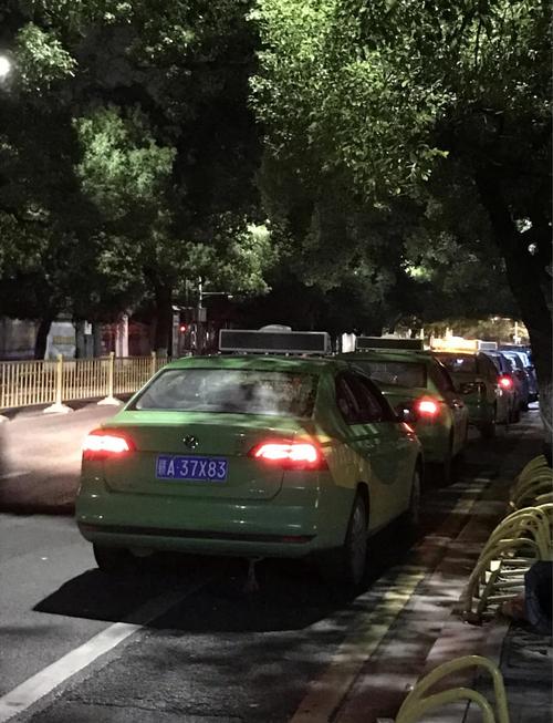 深夜街头无人驾驶出租车突然刹停场景