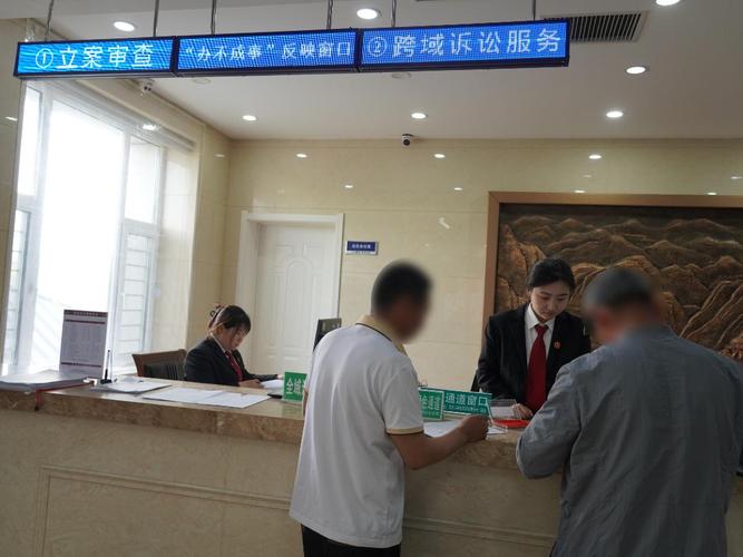 婚后加名房产纠纷当事人法院门口咨询现场
