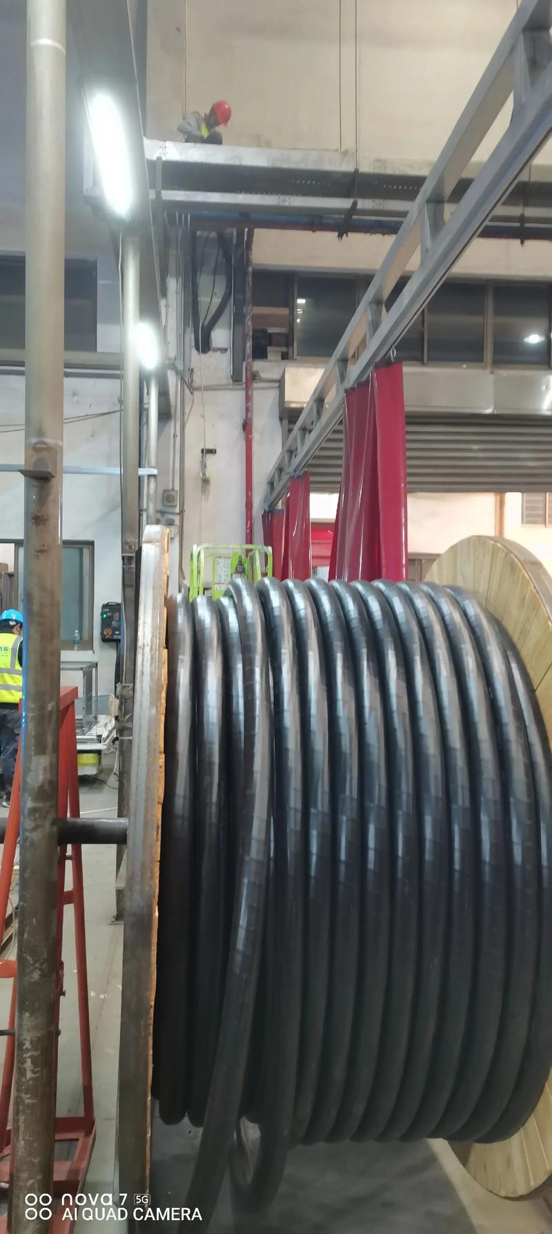 重工业车间油污环境敷设的工业电缆现场实拍