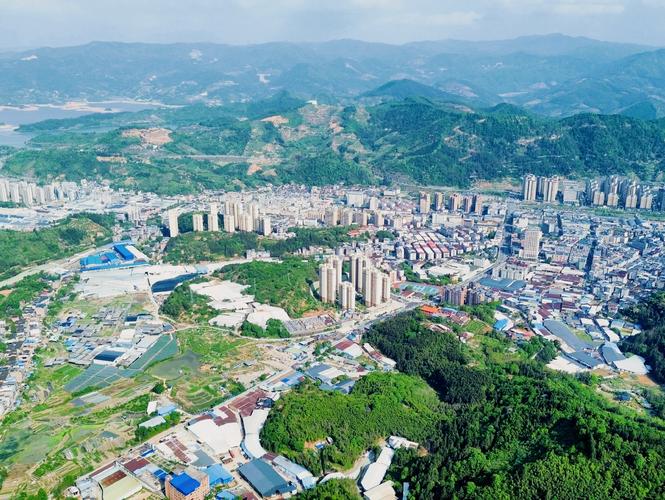 城市公园绿荫下通勤步行小径