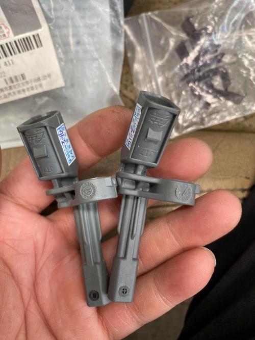ABS轮速传感器磁头沾铁屑实物图