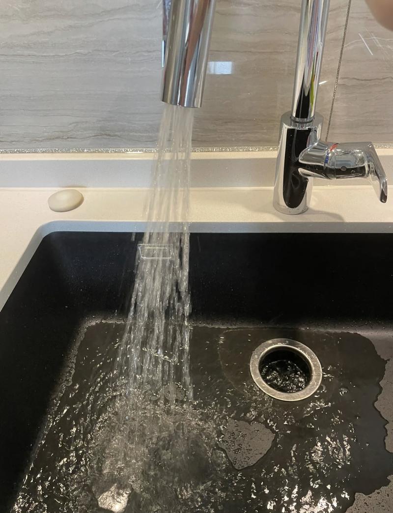 家用厨房水龙头接水看水表的日常场景