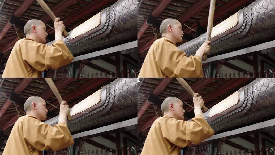 峨眉金顶华藏寺守夜人敲古铜钟的手部特写