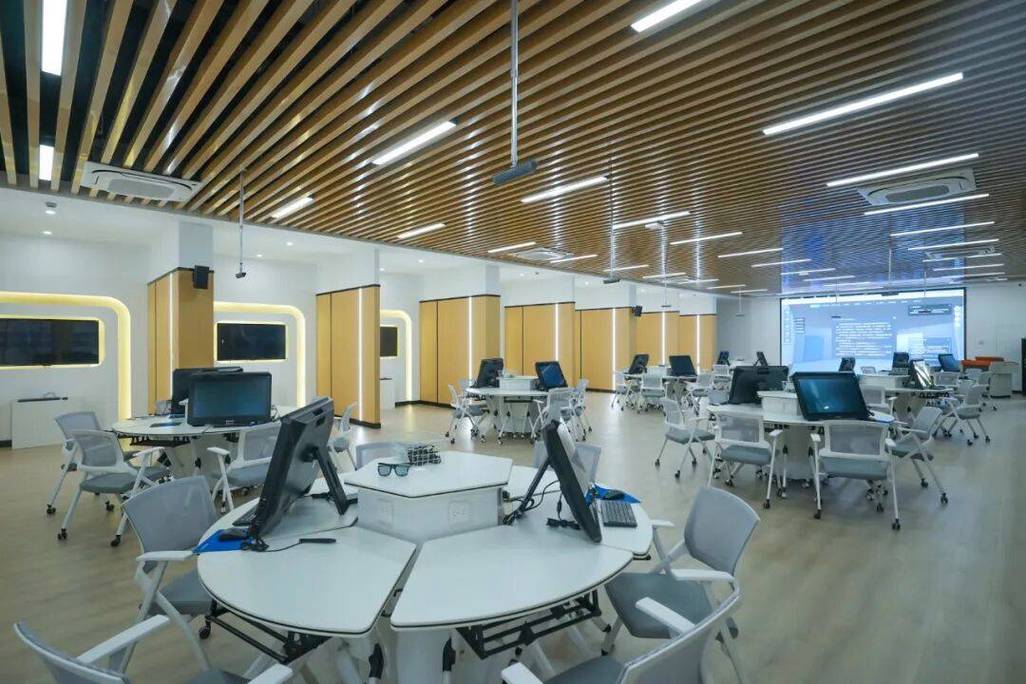 中学生教育孵化器项目工作室场景