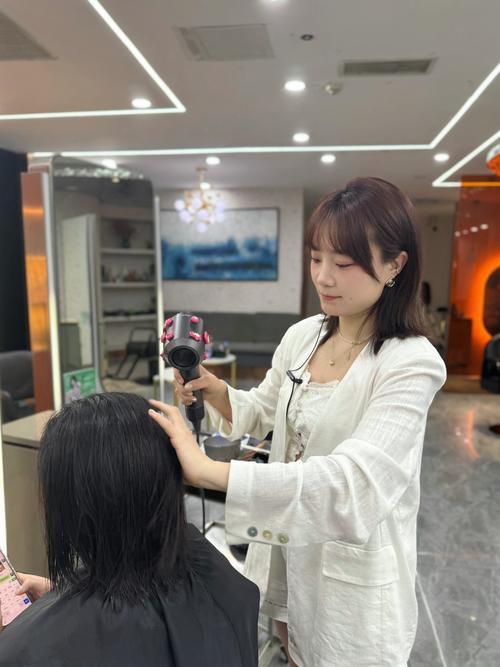女生拿照片和发型师沟通发型