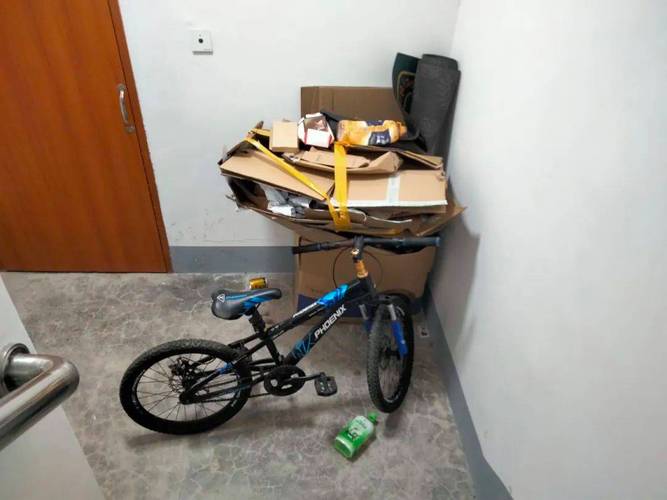 楼道堆满旧纸箱自行车的消防通道实拍图