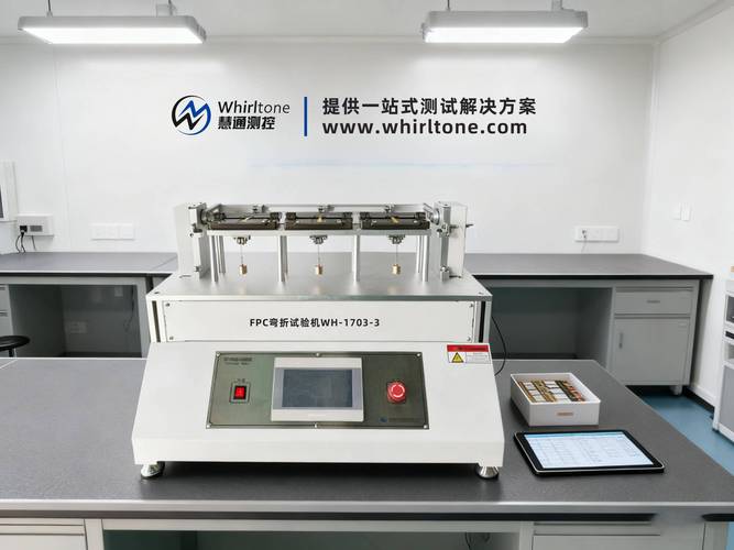 概念验证中心工程师进行柔性电子材料弯折测试