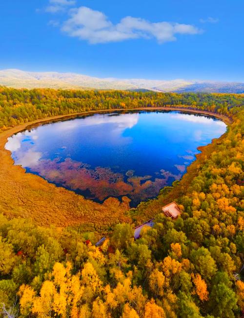中国内蒙古阿尔山天池秋季风光