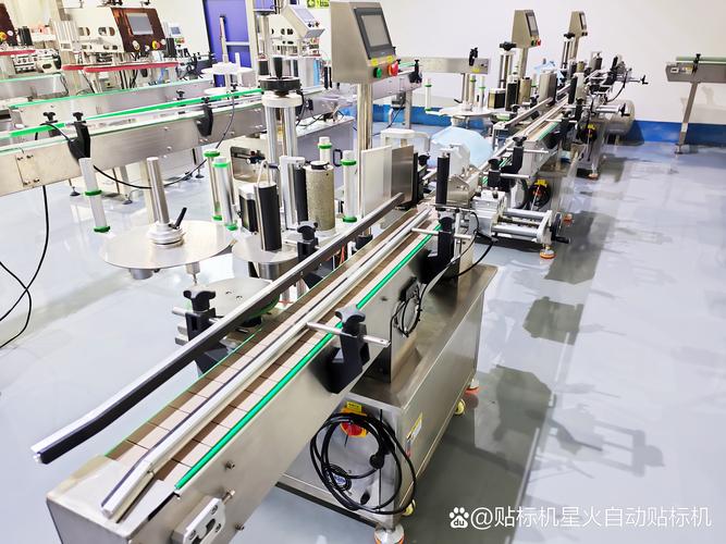 工业贴标机出标轴与定位传感器特写