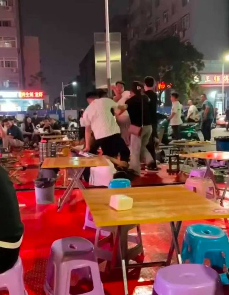 烧烤摊顾客酒后冲突现场实拍