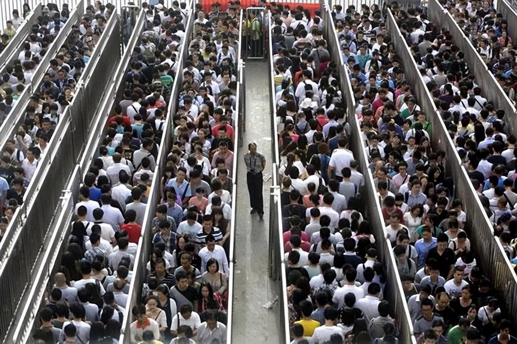 早高峰城市地铁口周边步行街道