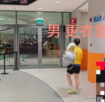 工厂更衣室工人对着镜子扯嘴角练大笑