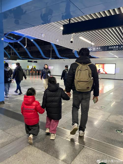 双减前孩子周末赶课外班的地铁站冬日场景