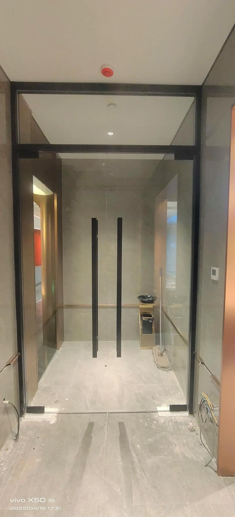玻璃门装修避坑指南：从选材到验收，资深工程师的10句大实话