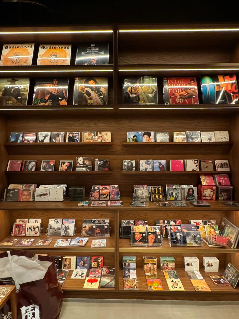 堆满老唱片的唱片店,一人正在挑选