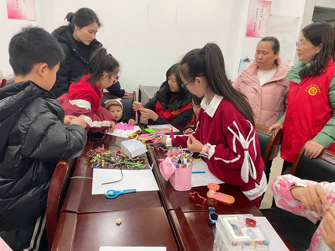 随迁子女在社区活动中心做手工