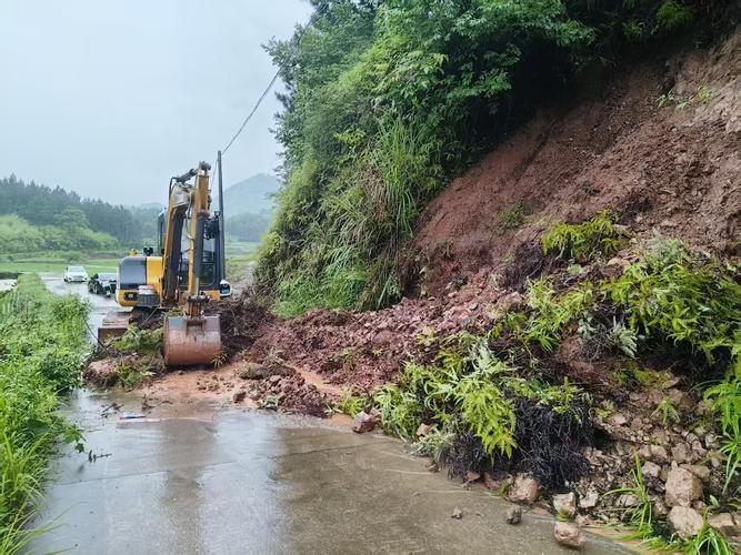 在建乡镇公路工地山洪冲毁路基现场