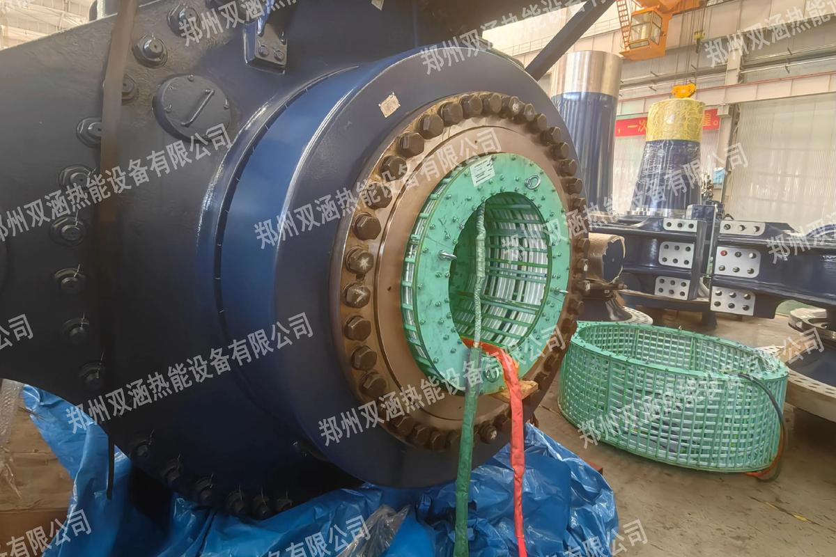 感应加热器正在加热大型轴承内圈
