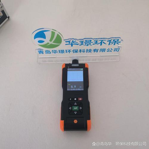 环保检测人员手持PID仪测车间无组织废气