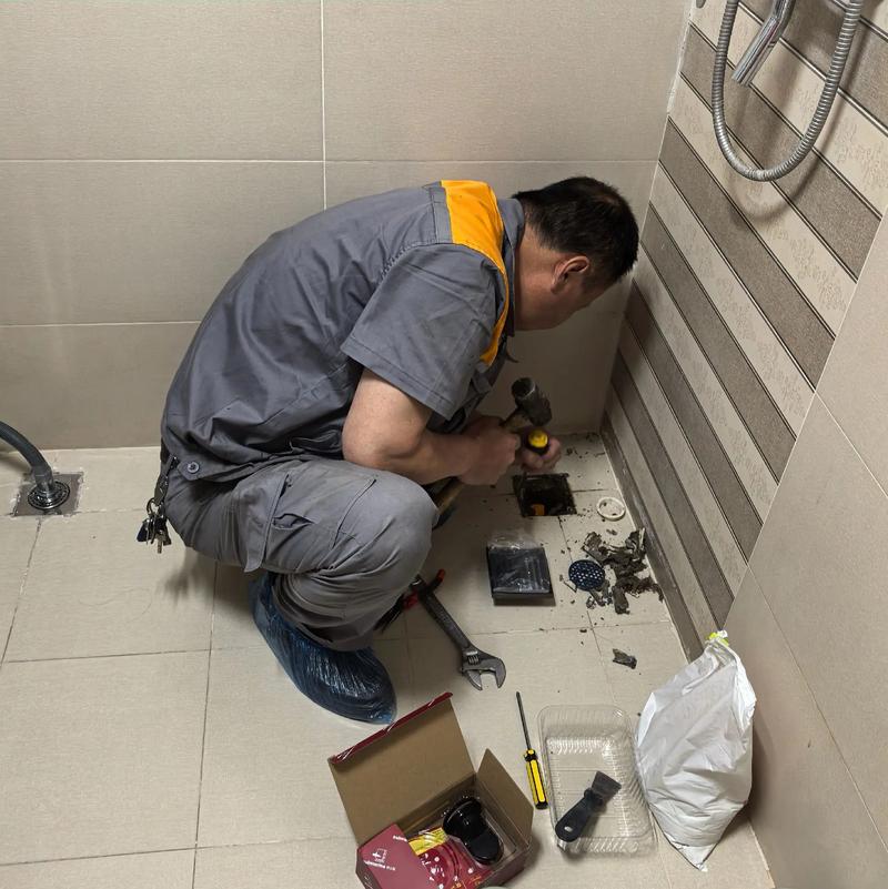 装修工人挑选优质地漏场景