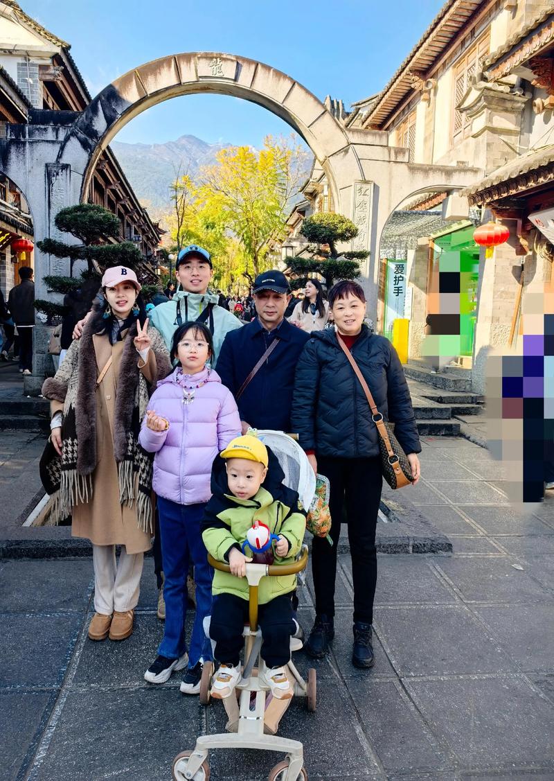 亲子旅行路线大理古城石板路拖行李箱困难