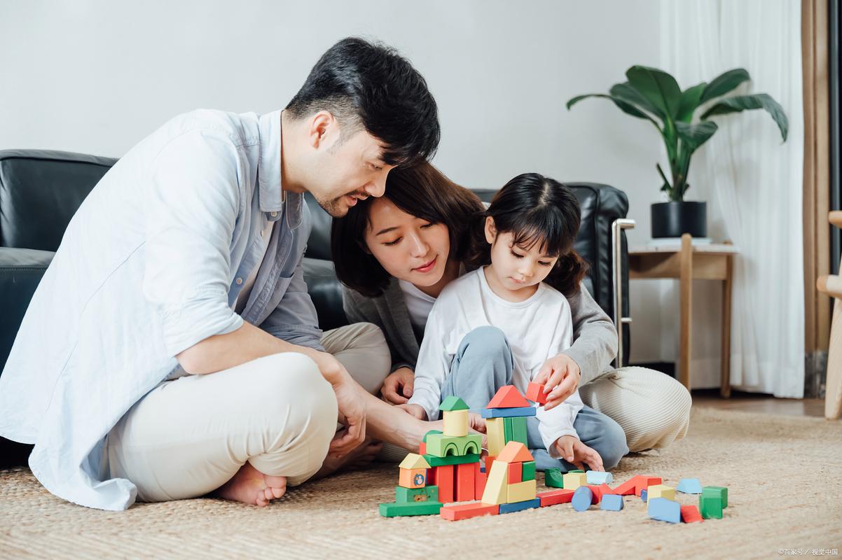 母婴慢养理念家庭亲子互动场景图